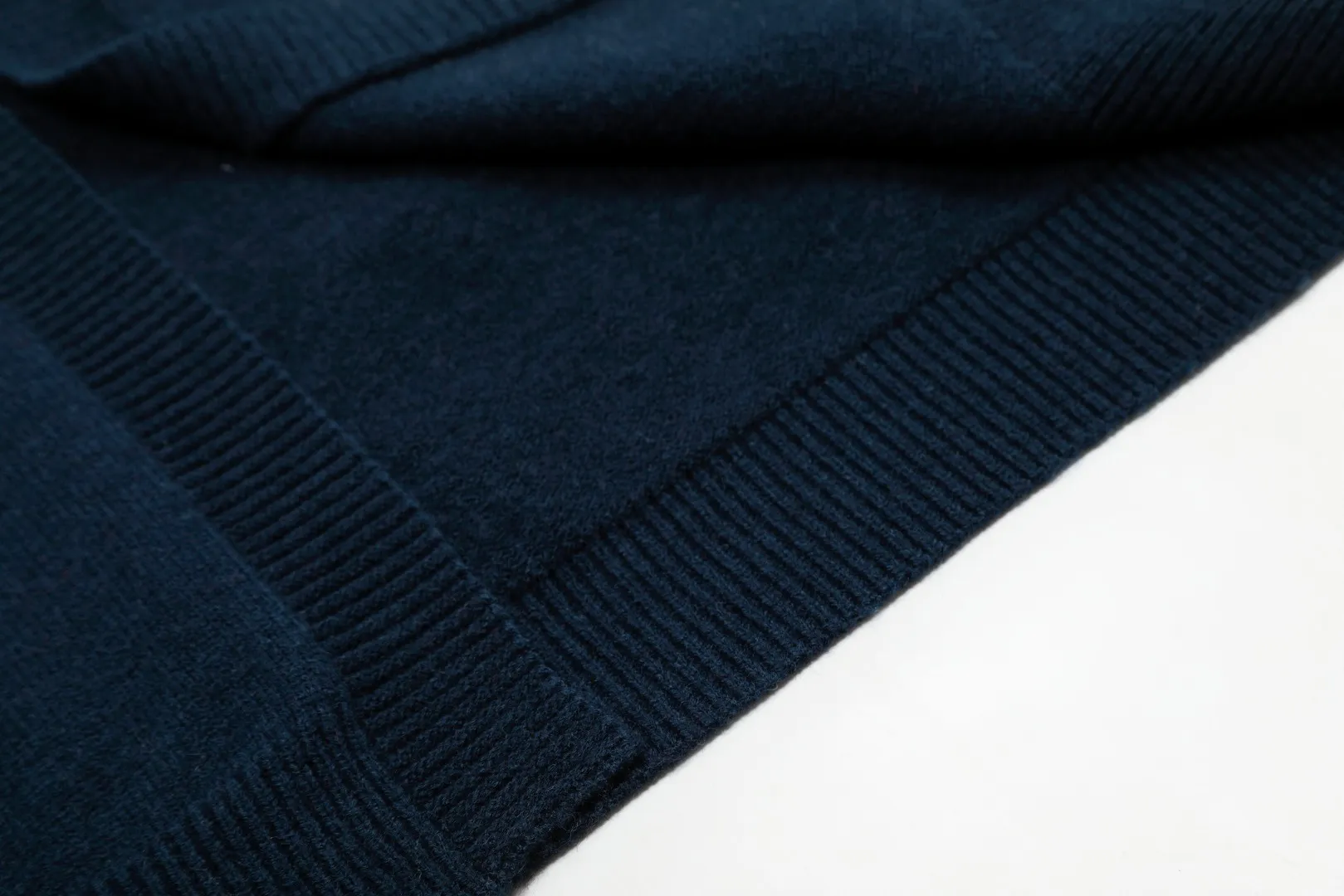 🅿️220 "Top quality" Style number: DS016# [Ralph Lauren V-neck solid color pony embroidered logo woolen knitted shawl cardigan] ✅Ralph Lauren Lazy‌oversize style basic classic versatile ten-color shawl cardigan ✅Main supplier platform live broadcast Wholesale entity Replenishment when out of stock No removal from shelves ✅ZP quality 1:1 version Scan the code to enter the GF website Counter quality ✅Details and quality are the only one in Guangzhou. Light luxury wool. Focus on high-end. Cost-effective. Good quality. Needless to say. ✅Restore the original version. Can wear 190 pounds. Loose, comfortable and stress-free. ✅Loose upper body, oversize and lazy style. Must-have style for goddess ootd. ✅Good-looking clothes are never picky. Recommended for goddess wardrobe. Taro Purple, Light Khaki, Chinese Red, Anchor Red